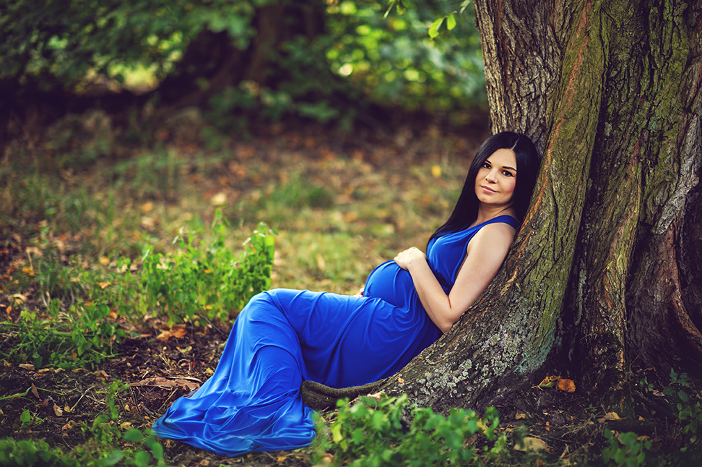 wyjątkowa fotografia ciążowa, czarny kot studio, sesja ciążowa w plenerze, piękna przyszła mama, brzuszek ciążowy